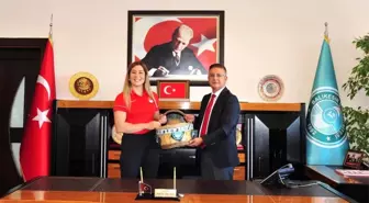 Şampiyon Güreşçi Yasemin Adar'dan Rektör Prof. Dr. İlter Kuş'a ziyaret