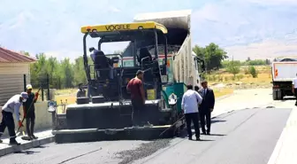 Sıcak asfalt çalışmaları devam ediyor