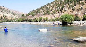 Botan Çayı'nda mahsur kalan 2 balıkçı kurtarıldı
