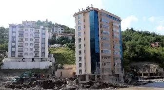 Kastamonu'nun Bozkurt ilçesinde yaşanan sel felaketinde çöken Ölçer Apartmanı'nın müteahhidi Mehmet Ö. Esenyurt'ta gözaltına alındı.