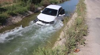 Sulama kanalına devrilen otomobilin sürücüsü yaralandı