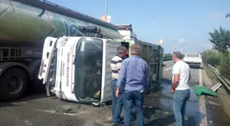 Yola devrilen çöp kamyonu nedeniyle Karadeniz Sahil Yolu'nda araç kuyruğu oluştu