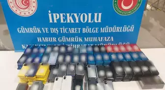 Gümrük Muhafaza Ekipleri Habur'da iki aracın gizli bölmelerinde yüzlerce cep telefonu ele geçirdi