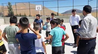 Tufanbeyli Kaymakamı Sarı ve İlçe Müftüsü Göktaş çocuklarla futbol maçı yaptı