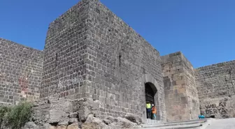 Diyarbakır Surları'ndaki restorasyonu tamamlanan tarihi Yenikapı 79 yıl sonra yerine takıldı