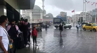 Taksim'de aniden bastıran sağanak yağış vatandaşlara zor anlar yaşattı