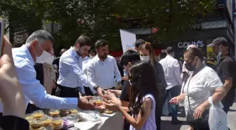 AK Ankara İl Gençlik Kolları vatandaşlara aşure ikram etti