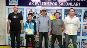 Başkan Kuş şampiyon sporcuyu ödüllendirdi