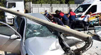 Otomobil direğe çarptı: 3 yaralı