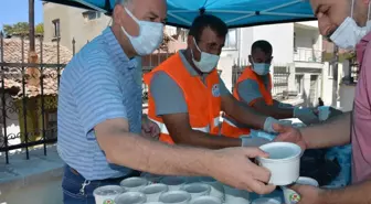 Çanakkale'nin Lapseki ilçesinde vatandaşlara aşure ikram edildi