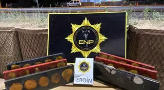 Ele geçirdikleri eroin maddesiyle 'aşı ol' yazıp, çağrıda bulundular