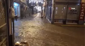 Kastamonu'da etkili olan sağanak yağış sonrası cami ve iş yerlerini su bastı