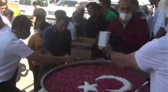 Yüksekova Kaymakamı Doğramacı, vatandaşlara aşure dağıttı