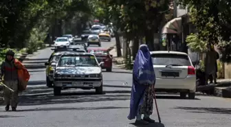 Afganistan'da 'sıkışıp kalmış' kadın gazeteciler anlatıyor: 'Bir evden diğerine kaçarak Taliban'dan saklanıyoruz'