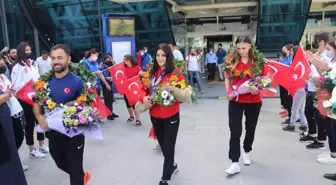 Son dakika haberi... Dünya Gençler Güreş Şampiyonası'nda madalya kazanan milli güreşçi coşkuyla karşılandı