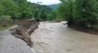 KASTAMONU - Selde ağaca çıkan kişi, babasını da kemeriyle çekip kurtardı