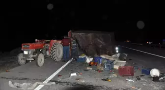 Traktör römorkuna çarpması sonucu 2 kişinin yaralanmasına neden olan otomobilin sürücüsü kaçtı