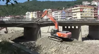 Son dakika haber... Selde hasar gören Ayancık Köprüsü'nün yıkımına başlandı