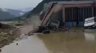 The moment of collapsing shop in Ayancık, by flood on cam