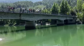 Mersin'in doğal güzelliklerinden Karageçit'te keyifli bir gün geçirdiler