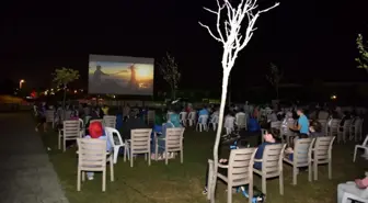 Kartepe'de yazlık sinema günleri ilgiyle izleniyor