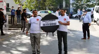 Diyarbakır ailelerinden HDP'ye siyah çelenkli protesto: 'Bizim evladımızı HDP götürdü'