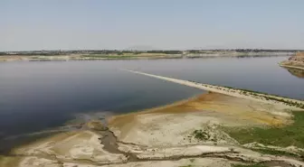Suların çekilmesiyle ortaya çıkan demir yolu barajı adeta ikiye ayırdı