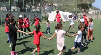 Türk Kızılay gönüllüleri sel felaketi yaşanan Ayancık'taki çocukların gülmesi için çalışıyor