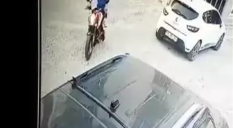 Zinciri kırmak için bir saat uğraşıp 35 bin liralık motosikleti böyle çaldı