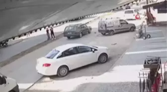 Aniden yola fırlayan küçük kıza otomobilin çarptığı anlar kamerada