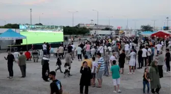 Kapıkule'de çıkış için sıra bekleyen gurbetçiler, dev ekrandan maç izledi