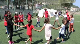 Türk Kızılay gönüllüleri, sel felaketi yaşanan Sinop'un Ayancık ilçesindeki çocukların gülmesi için çalışıyor