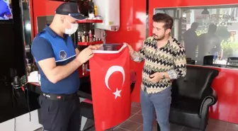 Erbaa Belediyesi Zafer Bayramı dolayısıyla esnafa Türk bayrağı dağıttı