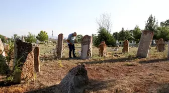 Geçmişi 2 bin yıl öncesine dayanan mezarlık arkeoloji müzesini andırıyor