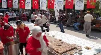 Kadirli Belediyesi cuma namazı çıkışı aşure dağıttı