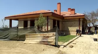 Yangında evi zarar gören yaşlı çiftin yeni evi 15 günde tamamlandı