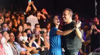 Haluk Levent, konserinde sağlık çalışanıyla dans etti