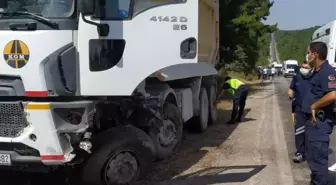 Manisa'da otomobil ve kamyonun çarpışması sonucu sürücüler yaralandı