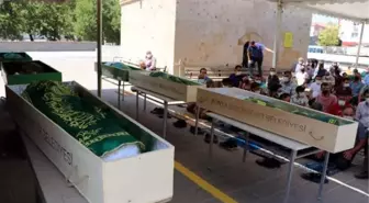 TIR ile hafif ticari aracın çarpıştığı kazada ölen 6 kişi toprağa verildi