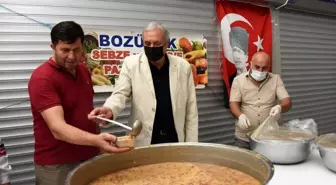 Başkan Bakkalcıoğlu kapalı pazarda yapılan aşure ikramına katıldı