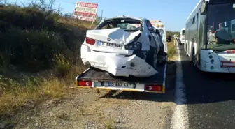 İzmir'de virajı alamayan otomobil kanala yuvarlandı: 3 yaralı