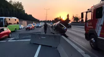 Kadın sürücü tırı sollamak isterken bariyerlere çarptı: 2 yaralı