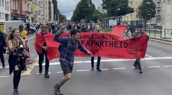 Almanya'da hükümetin Kovid-19 salgınıyla mücadele politikası protesto edildi