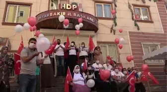 Evlat nöbetindeki aileler HDP önünde 30 Ağustos Zafer Bayramını kutladı