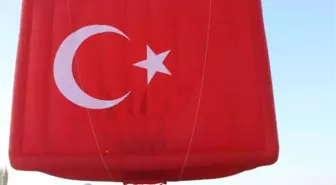 KAPADOKYA'DA SICAK HAVA BALONLARI ATATÜRK POSTERİ VE BAYRAKLA HAVALANDI