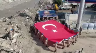 Son dakika gündem: KASTAMONU - (Drone) Sel felaketinin yaşandığı Bozkurt'ta askerlerin dev Türk bayrağı ve Atatürk posteri ile tören alanına gelişi