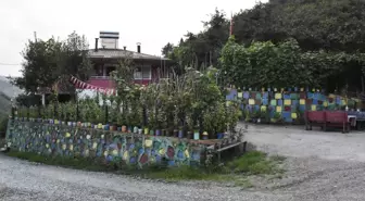 Atık malzemeleri değerlendirerek süslediği bahçesiyle doğal ortam hayalini gerçeğe dönüştürdü