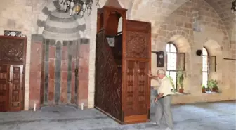 7 ASIRLIK CAMİNİN MİNBERİ RAYLI