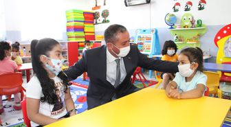 Ağrı Milli Eğitim Müdürü Kökrek, okulun ilk gününde öğrencileri yalnız bırakmadı