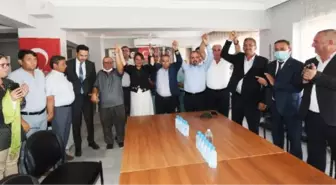 CHP'den AK Parti'ye geçen üyelere rozetlerini AK Parti'li Turan taktı